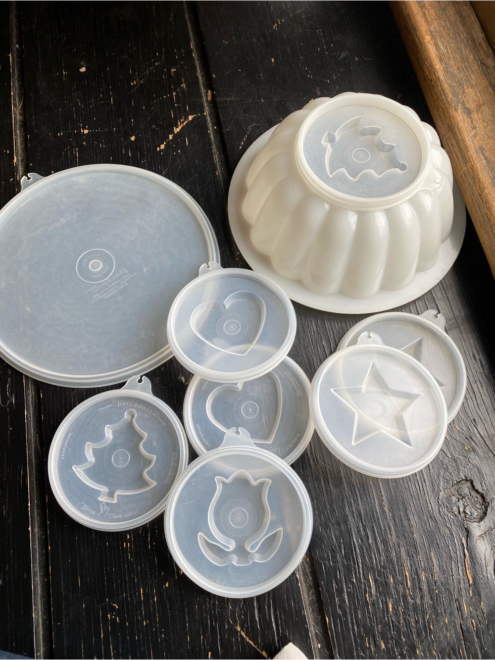 Tupperware White Silicone Decorative Mold and Lid Set